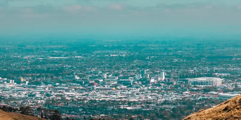 クライストチャーチ：ポート・ヒルズから見た街と平野