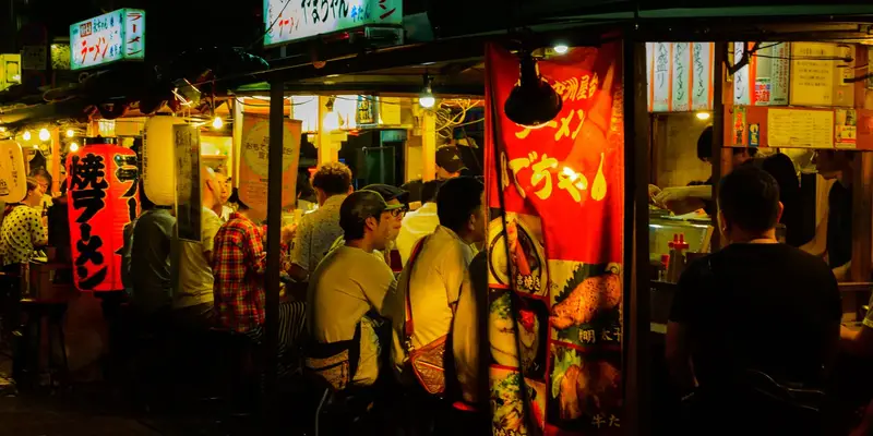 福岡：夜の中洲に並ぶ屋台