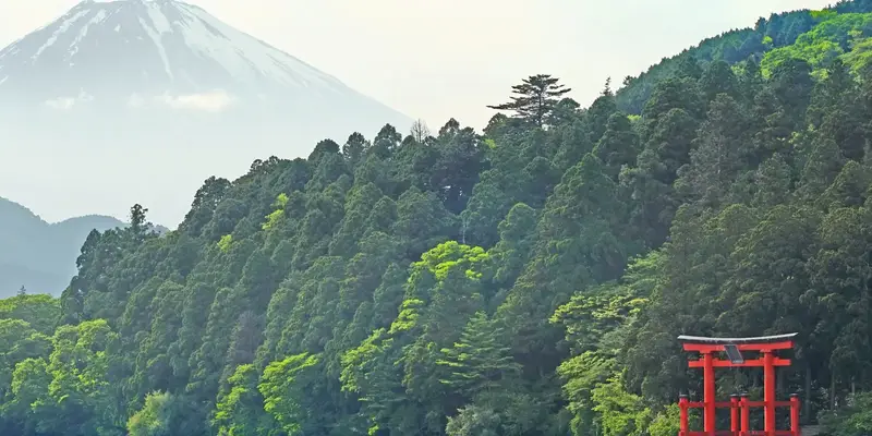 箱根：芦ノ湖の向こうの富士山と、湖に立つ箱根神社の赤い鳥居