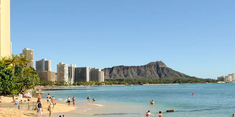 ホノルル：ダイヤモンドヘッドを背にしたワイキキの浜