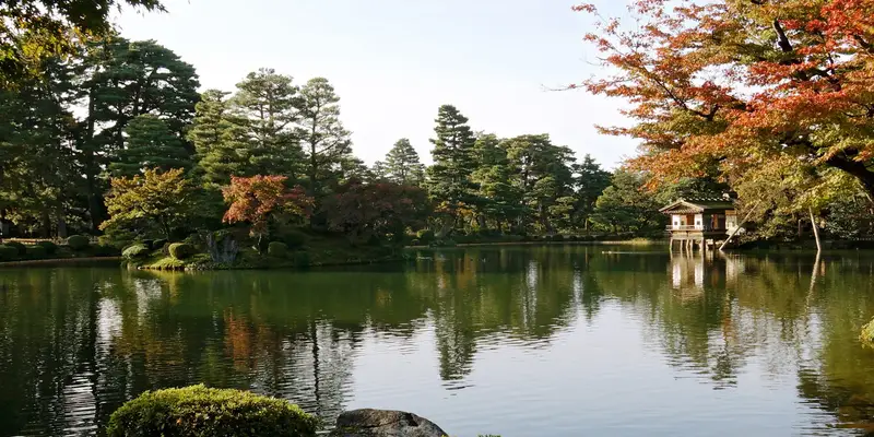 金沢：秋の兼六園。霞ヶ池と徽軫灯籠