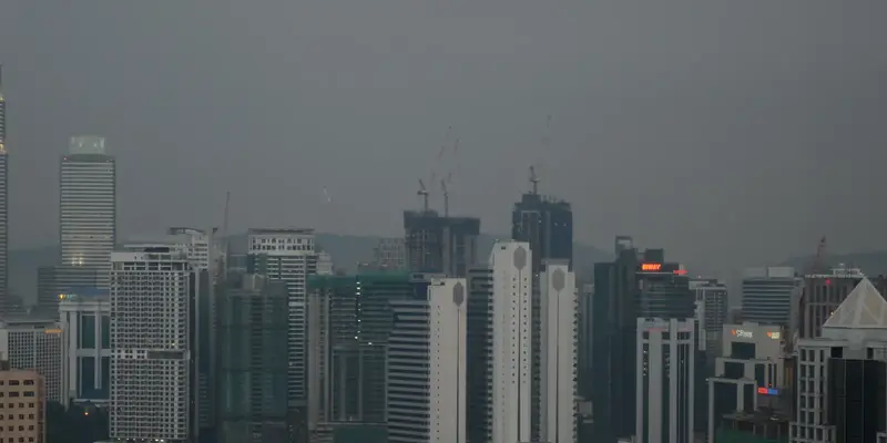 クアラルンプール：夕暮れのスカイラインと、ペトロナスツインタワーおよびKLタワー