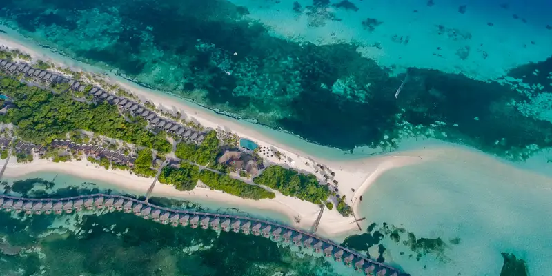 Maldives: Une île-hôtel de l'atoll de Lhaviyani, avec ses villas sur le lagon