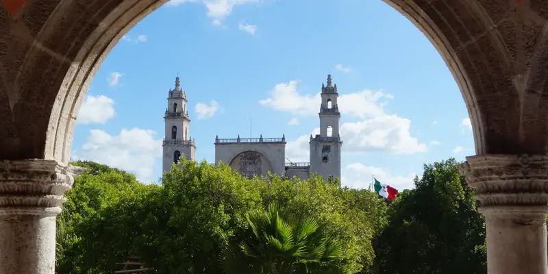 Mérida: La cathédrale de l'autre côté de la place principale, depuis les arcades de l'hôtel de ville