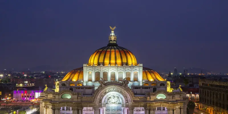 メキシコシティ：夜に照らされたベジャス・アルテス宮殿