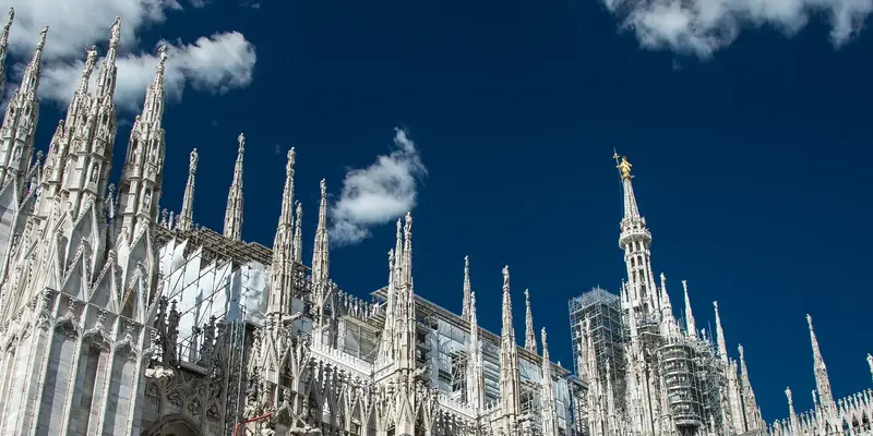 Milan: Les flèches de la cathédrale, avec la Vierge dorée sur la plus haute