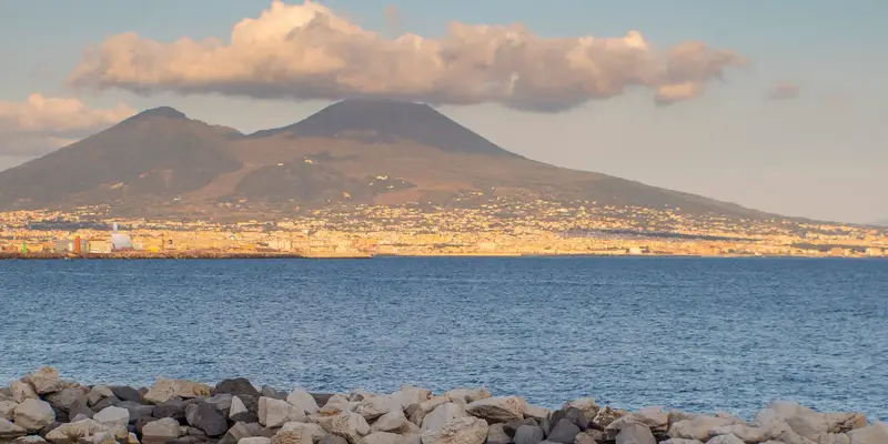 Naples: Le Vésuve de l'autre côté de la baie, vu depuis le front de mer