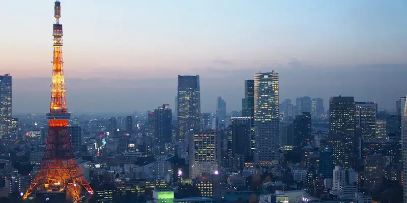 東京：ブルーアワーの高層ビル群と東京タワー