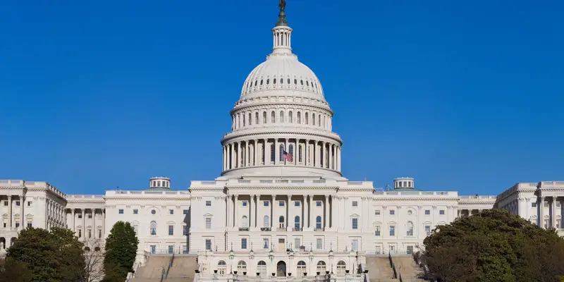 ワシントン：連邦議会議事堂の西正面