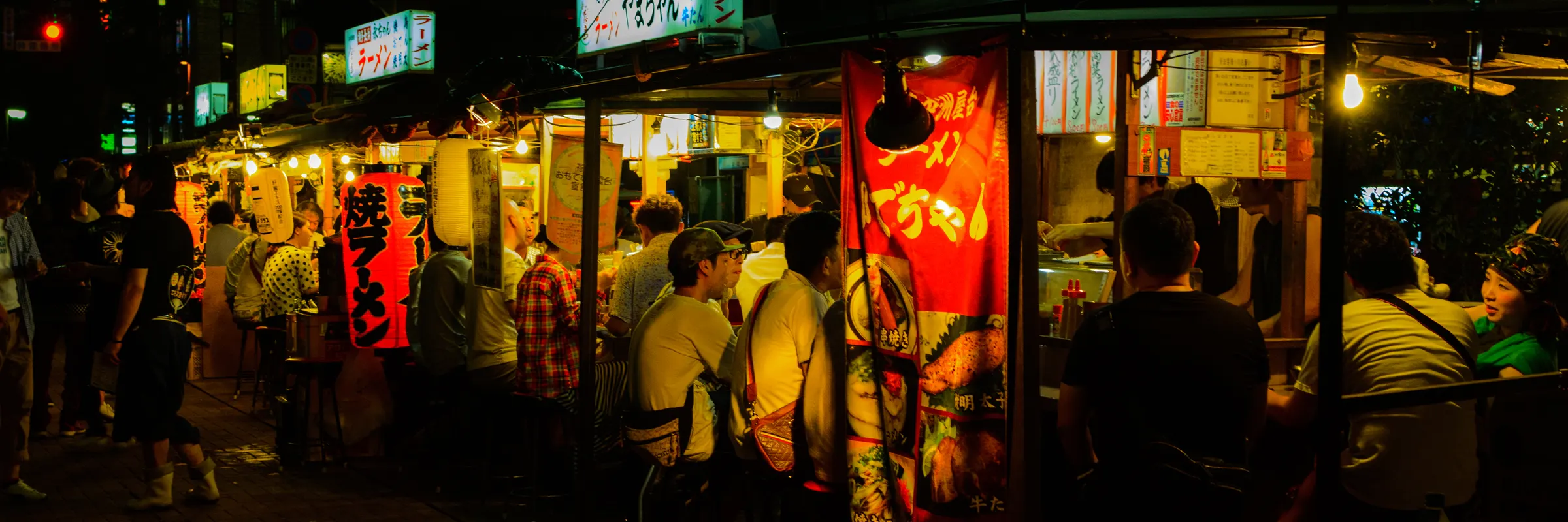 福岡：夜の中洲に並ぶ屋台