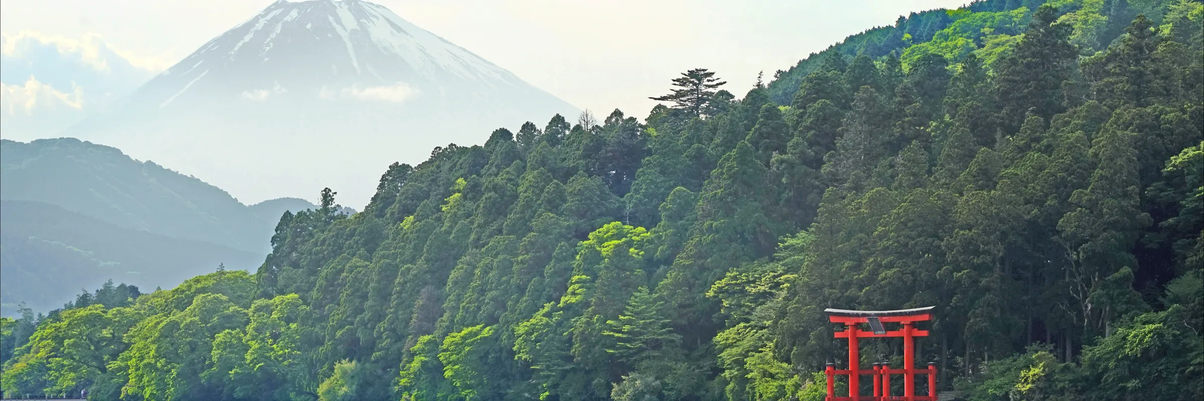 箱根：芦ノ湖の向こうの富士山と、湖に立つ箱根神社の赤い鳥居
