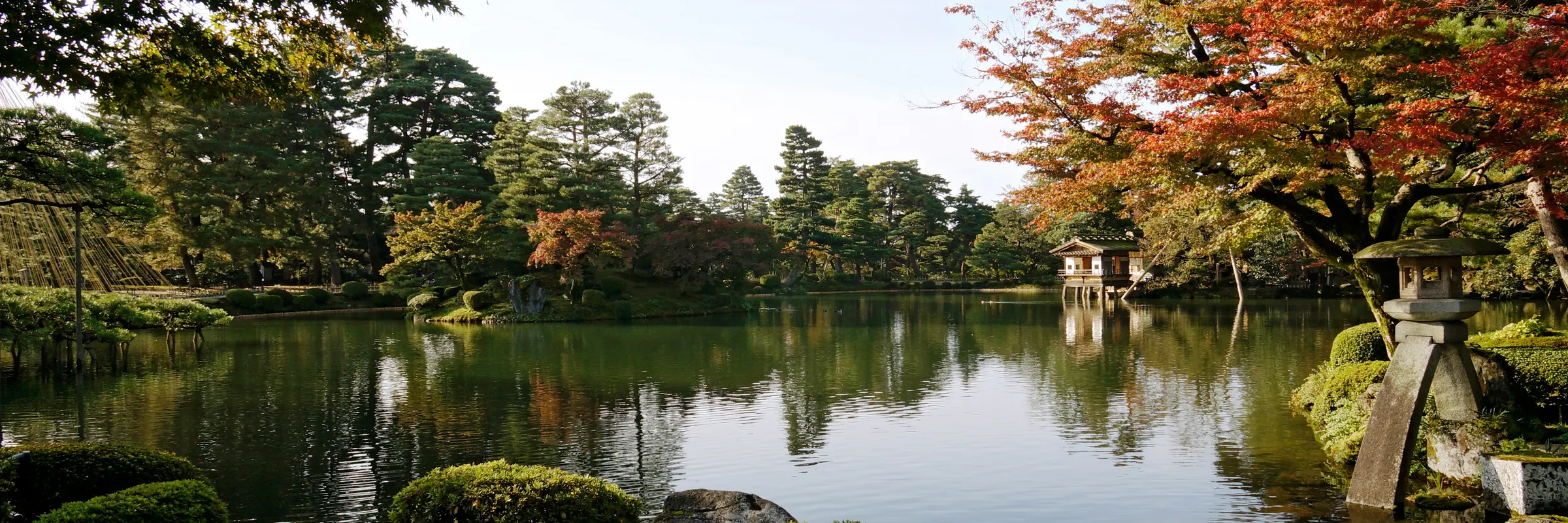 金沢：秋の兼六園。霞ヶ池と徽軫灯籠
