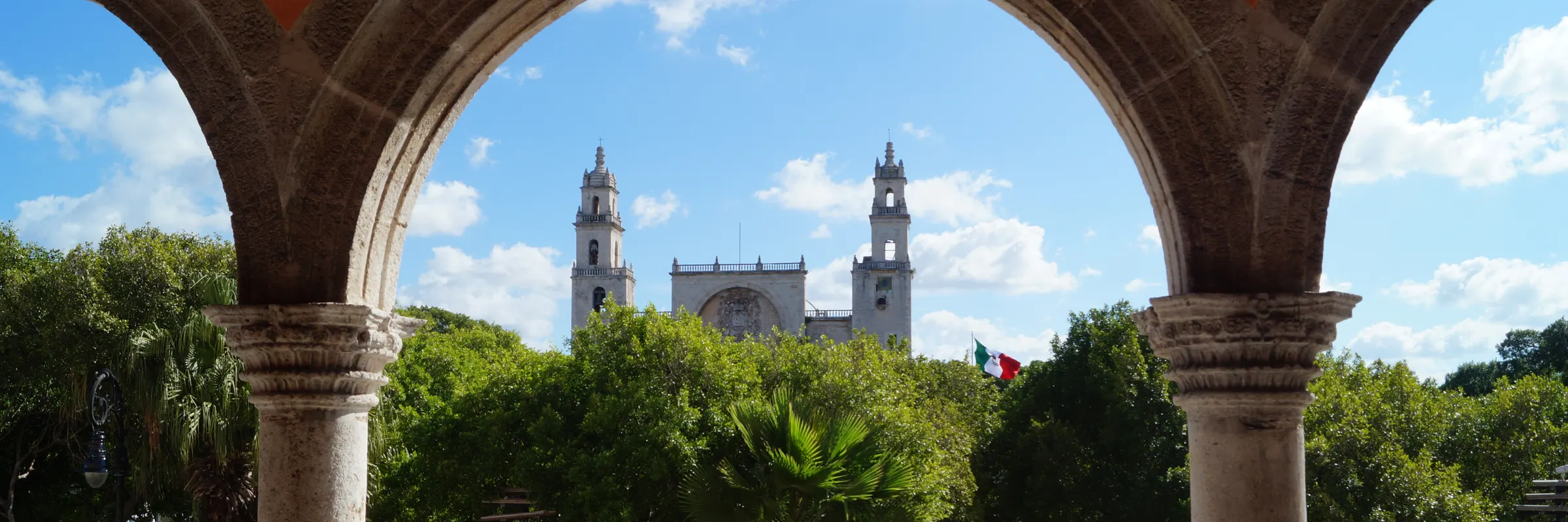 Mérida: La cattedrale oltre la piazza principale, dai portici del municipio