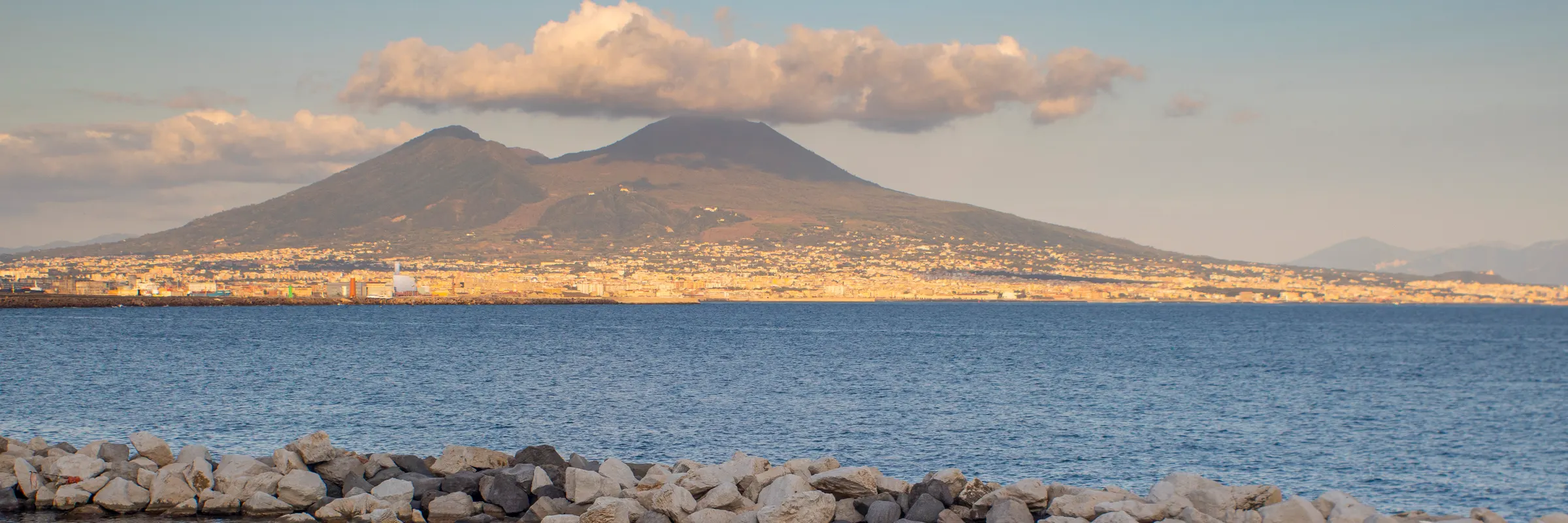 Nápoles: El Vesubio al otro lado de la bahía, visto desde el paseo marítimo