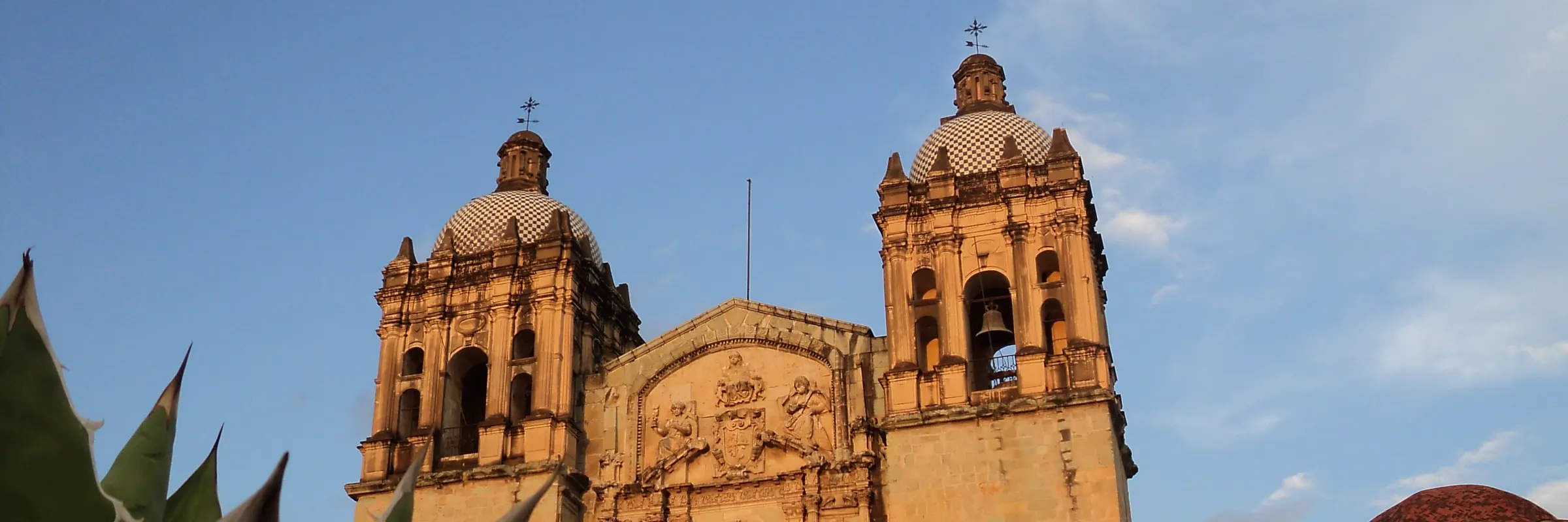 Oaxaca: El templo de Santo Domingo de Guzmán con la última luz de la tarde