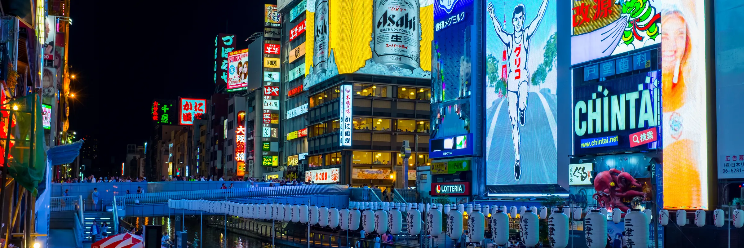 大阪：夜の道頓堀と看板