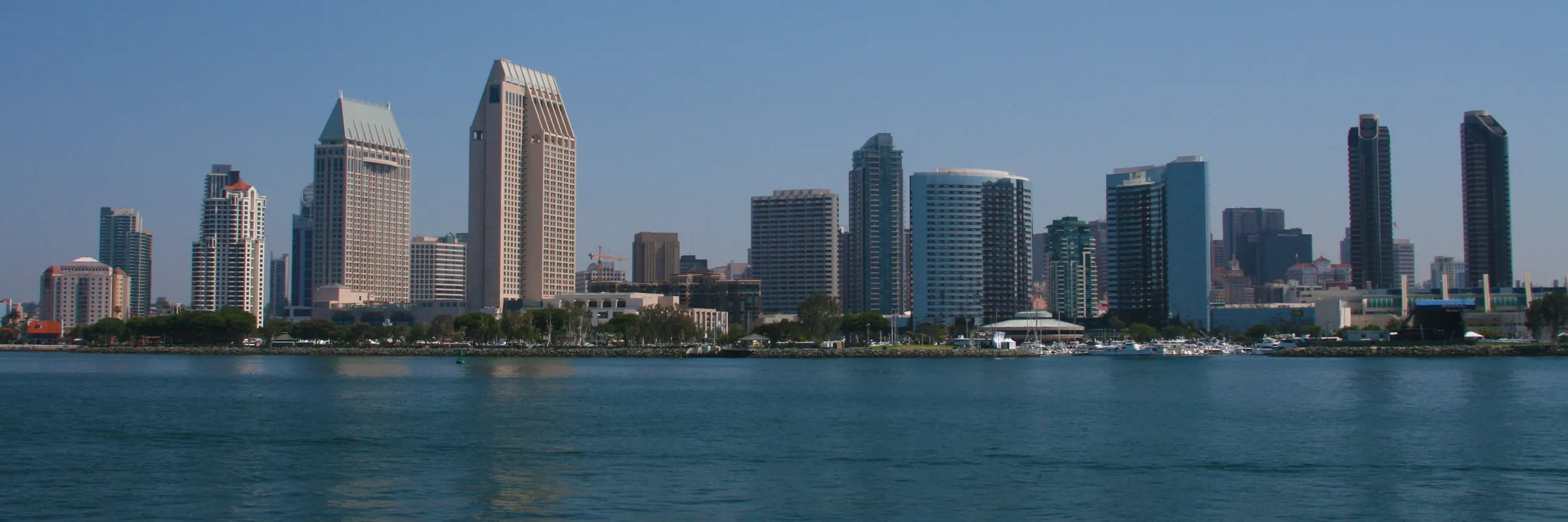 San Diego: Lo skyline del centro, dall'altra sponda della baia di San Diego